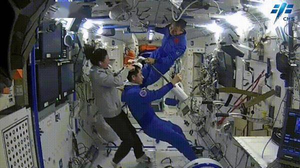 健身、理发、为出舱做准备……神十三乘组最新动态来了！