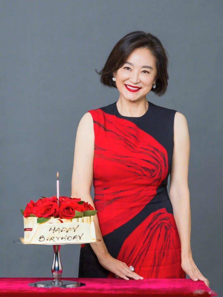 林青霞庆67岁生日超大钻戒抢眼面色红润状态好岁月从不败美人