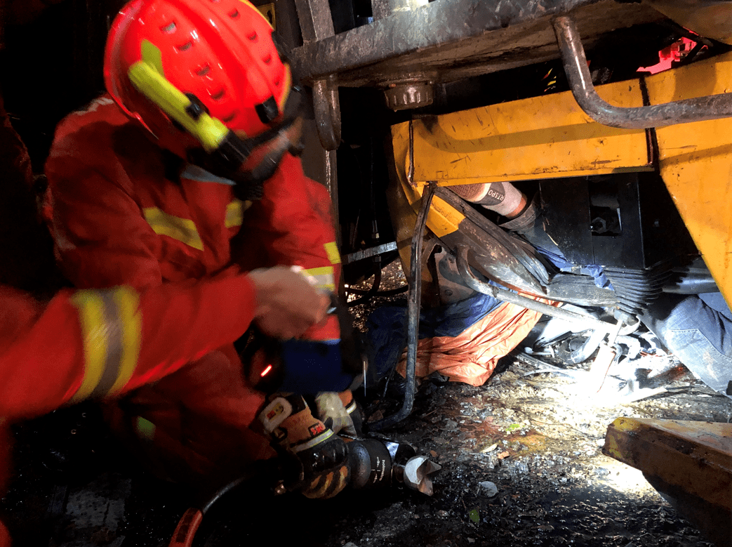 丹寨发生一起铲车侧翻事故1人被困在车内