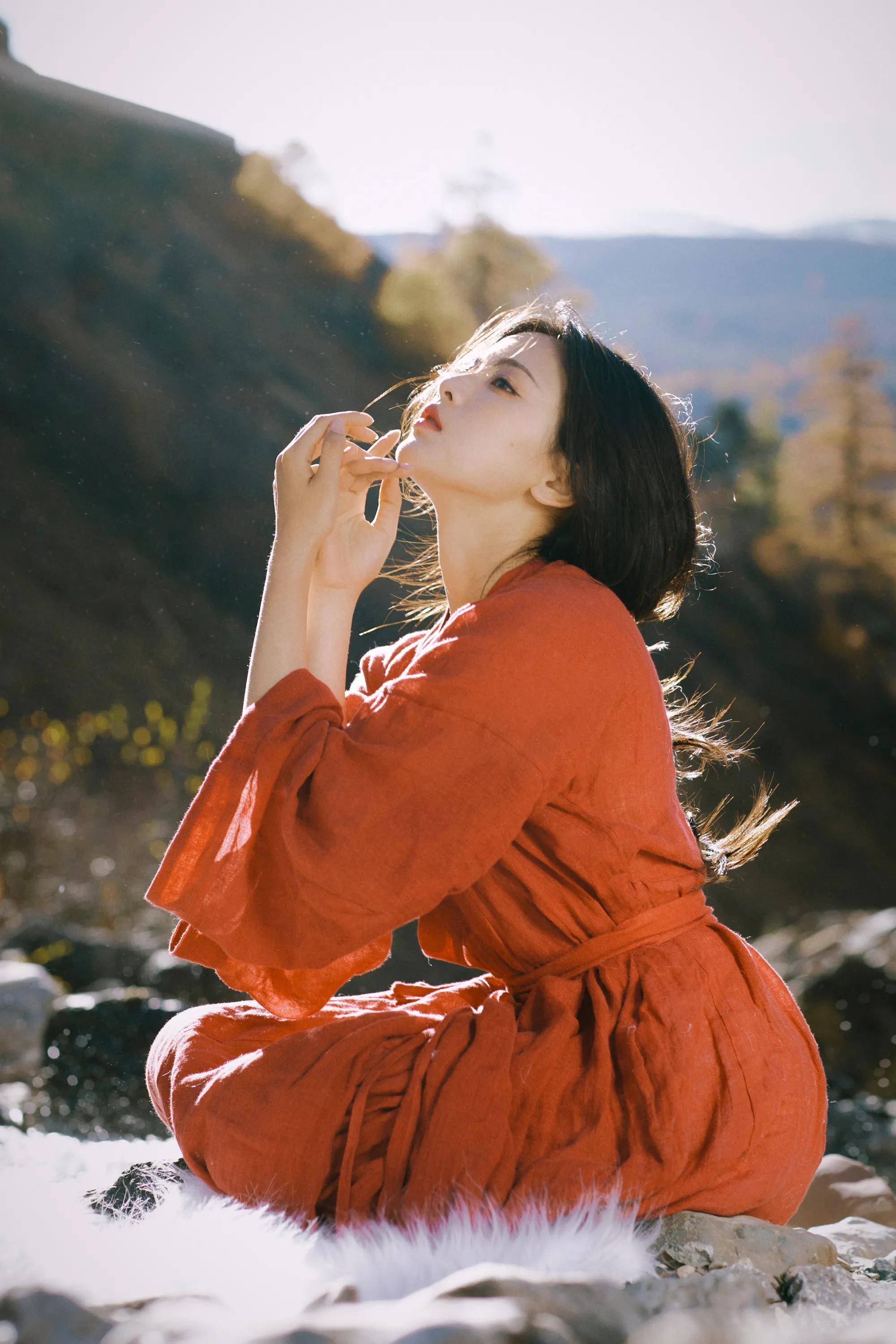 杨超越古风红衣侠女写真惊鸿一瞥美少女