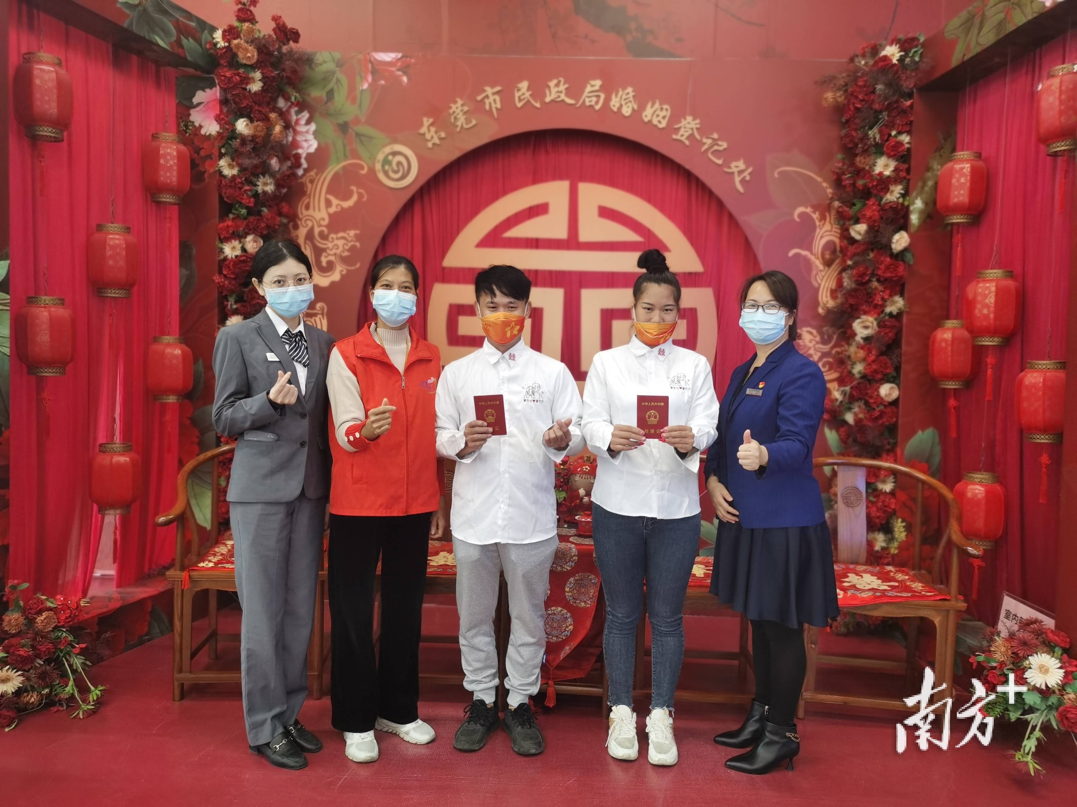 聋哑人登记结婚"沟通"难?东莞市民服务中心的做法很暖心_手语