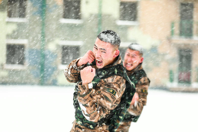 雪中大练兵天津武警特战队员紧贴实战砺精兵
