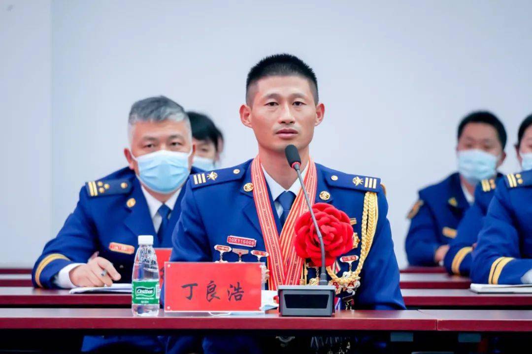 系统先进集体"座谈会上,刘锡鑫政委向载誉归来的表彰代表们表示了祝贺