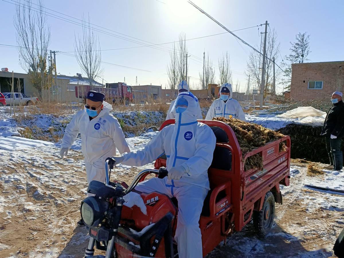 协调了一辆三轮电动车,由副所长张明明带领所里留守值班警力鄢鹏飞,于