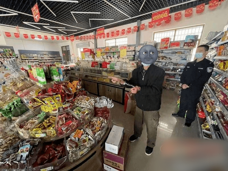 老人贪小便宜偷东西上瘾一年在超市顺走几数百件商品