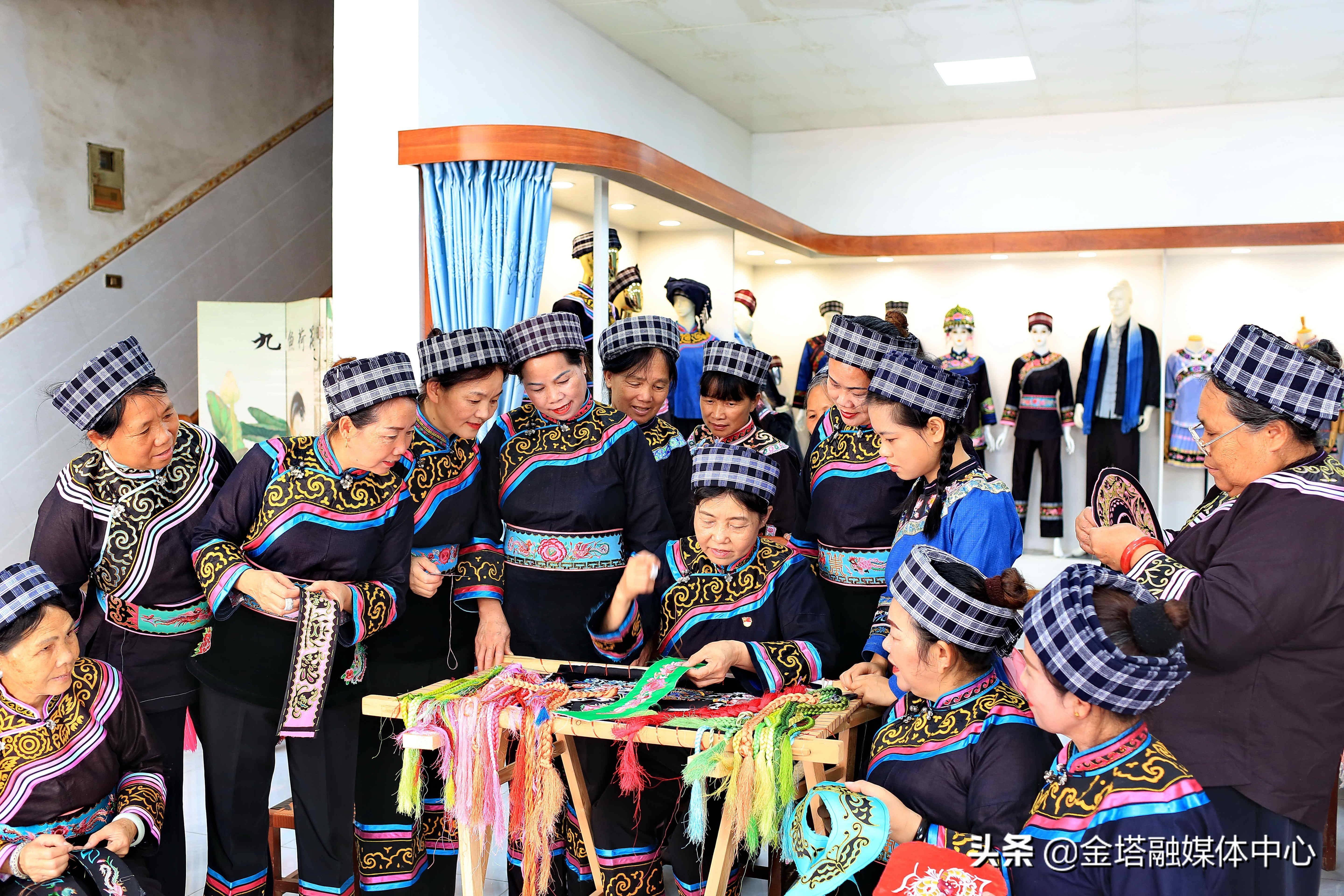 广西壮族自治区河池市天峨县是一个多民族聚居的地区,居住着壮,汉,瑶
