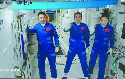 新舱外航天服，颜色可辨航天员