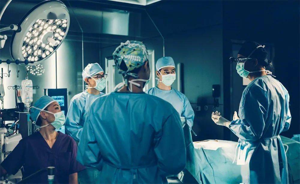 许甘枫|《星空下的仁医》:不要成为一个麻木的人