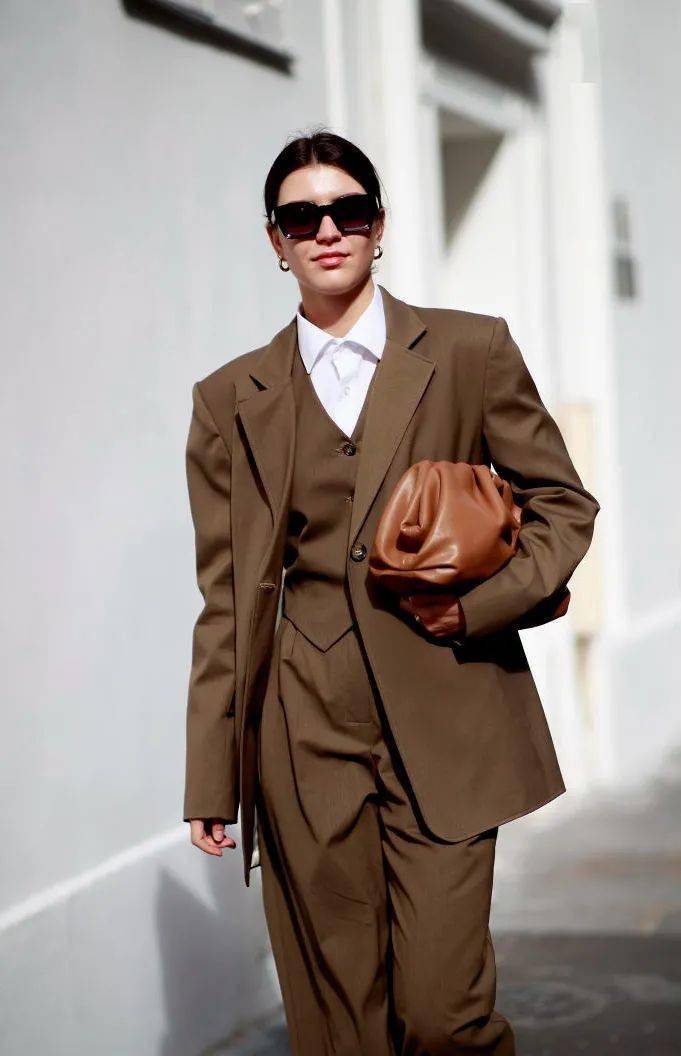 棕褐色西装套装棕褐色对于部分女性来说,或许是一个很少接触的颜色,而