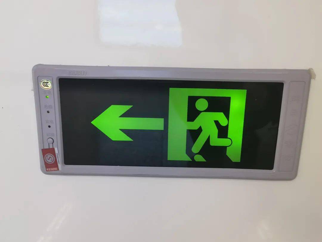 地铁安全出口标识列车迫停在区间,需要在区间疏散时,不要慌乱,听从