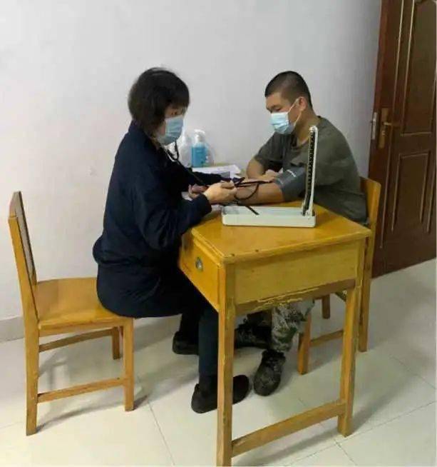 身体不适,还没开始训练就有点招架不住头晕眼花,来医务室找我看病,我