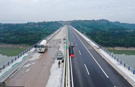 四川广安:绕城高速渠江特大桥预计11月底竣工通车