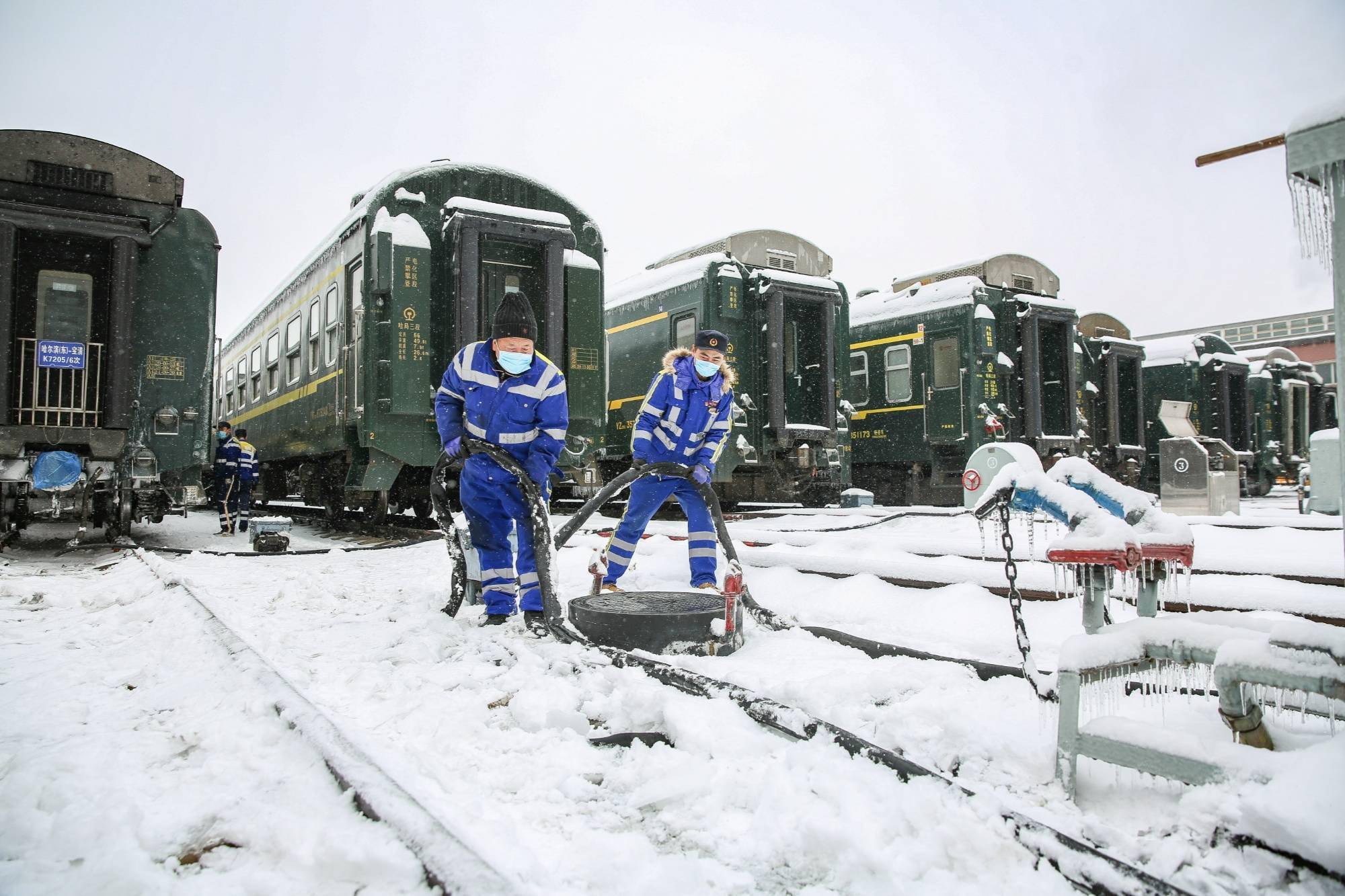 哈尔滨铁路部门不舍昼夜战风雪保安全