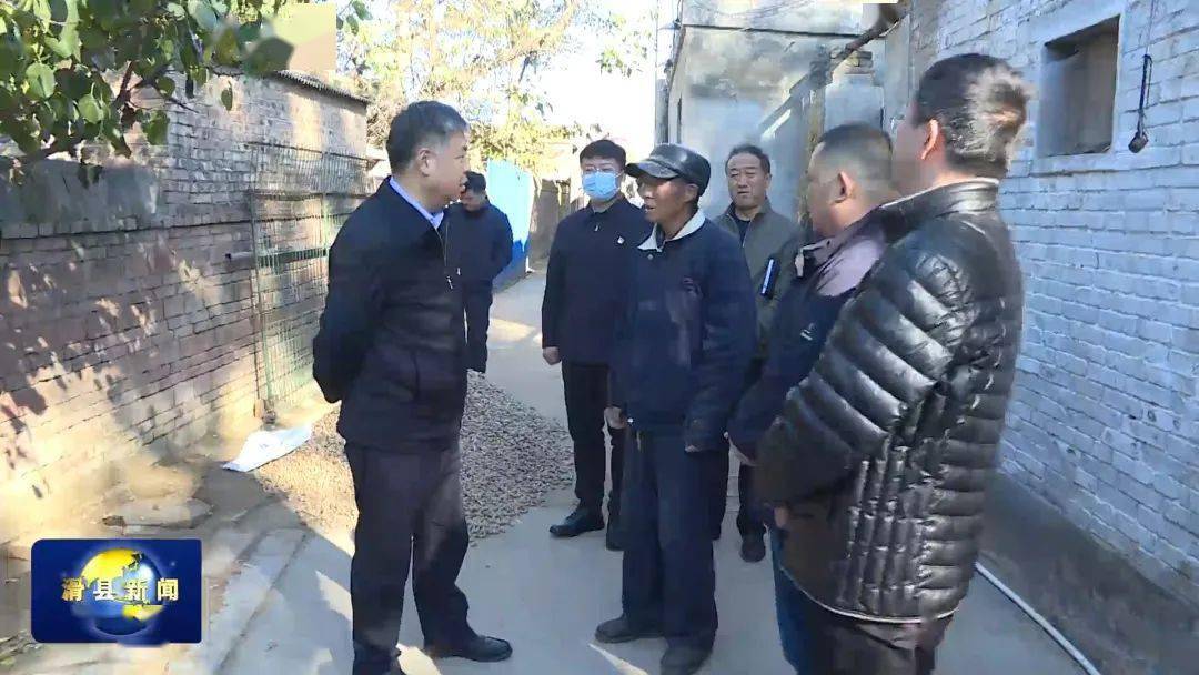 11月9日,县委书记陈忠带领有关部门负责人到慈周寨镇调研巩固拓展脱贫