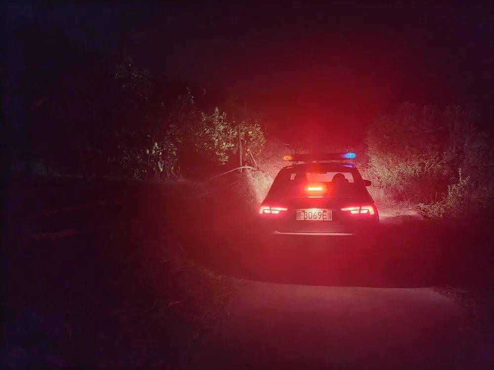 警灯他们强化巡逻防控脐橙采摘前后他们是"贴心护橙者"↓↓↓请别忘记