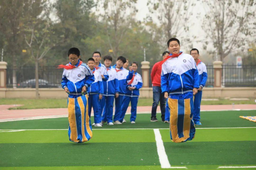 强健体魄献礼祖国东丽区华城庭苑中学举办第一届趣味运动会