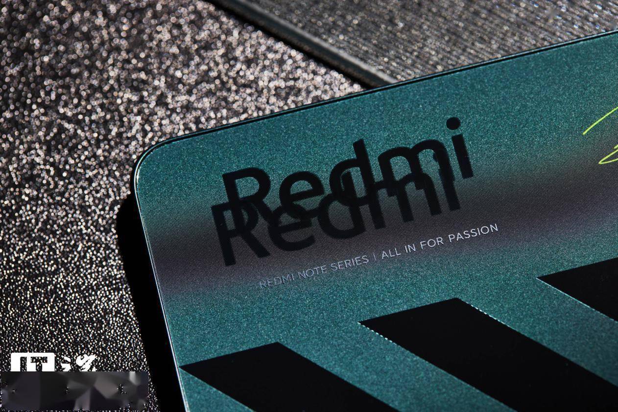 小米视频演示 redmi logo 全息悬浮工艺:11 万个微透镜/微图文