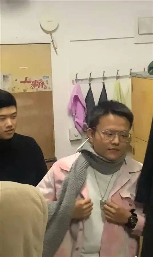 男生大一男生初次约会，室友操碎了心，网友：你们确定是帮他脱单？