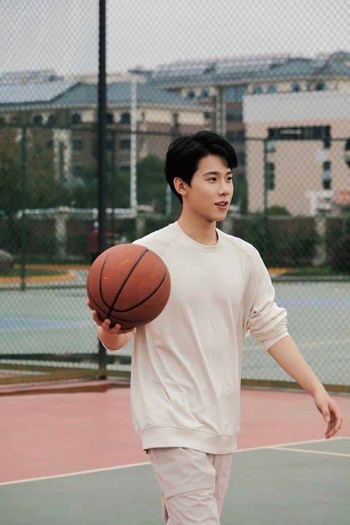 周奇校园操场大片少年感满满篮球作伴肆意挥洒青春朝气