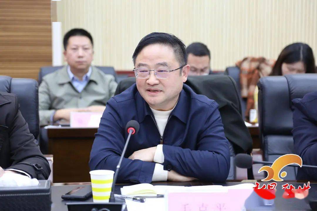 县委副书记,县长杨鹏,湖南医药学院校长何清湖分别介绍了我县侗,苗