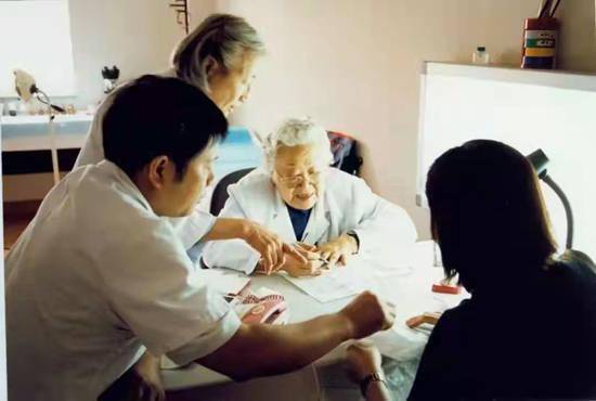 剂量|104岁的医生松开了手