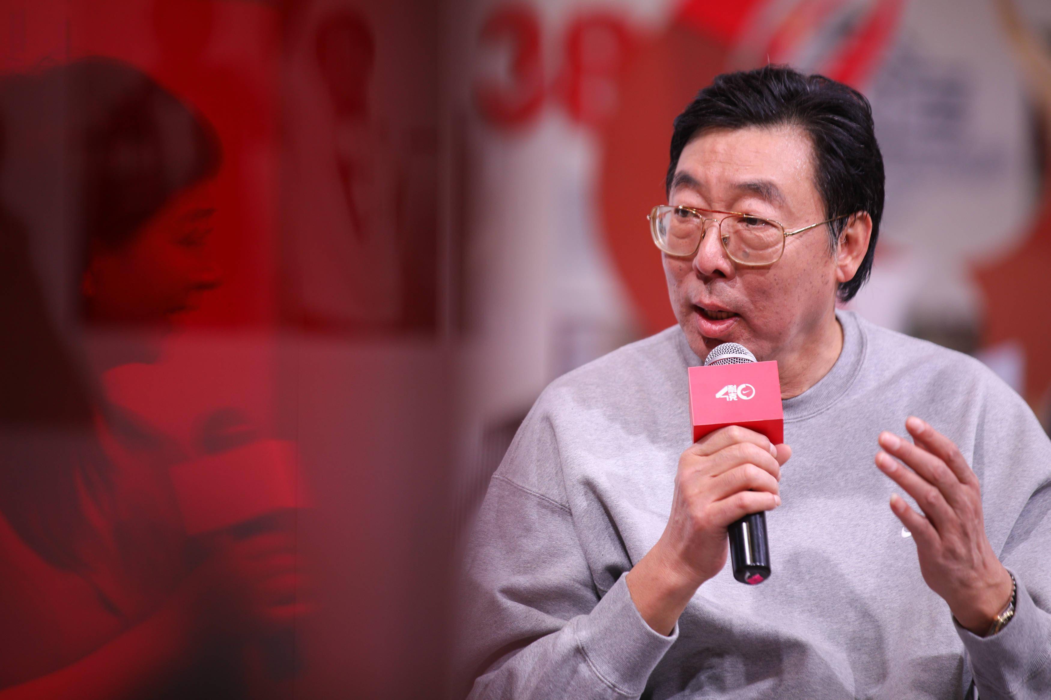 中国跳高传奇朱建华来到进博会:希望有人能打破我的全国纪录