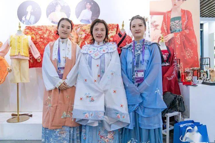 曹县汉服的首个进博之旅上海电商专家上门点拨