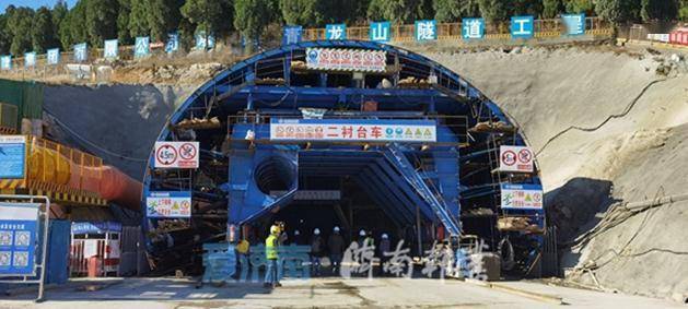旅游路东延项目青龙山隧道施工火热推进中！全长880米， 左线已完成200米
