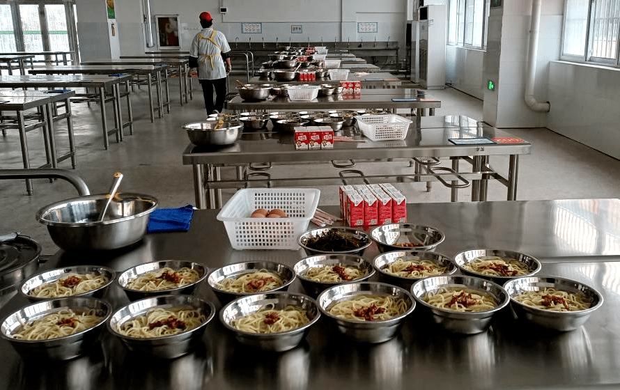 "食"光里的记忆——平邑一中新校区德正人的一天_食堂