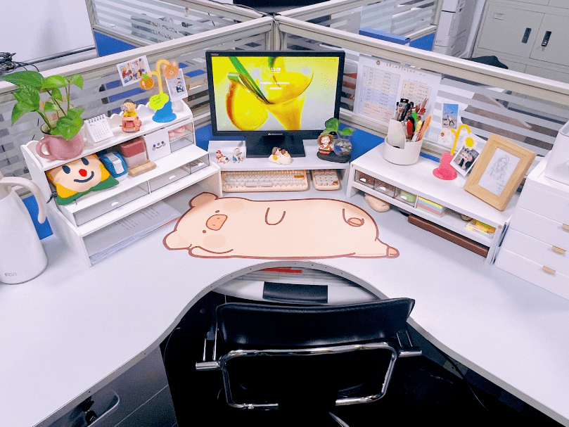 行到最美办公室遇见温馨办公桌二十中学工会开展最美办公室评选活动