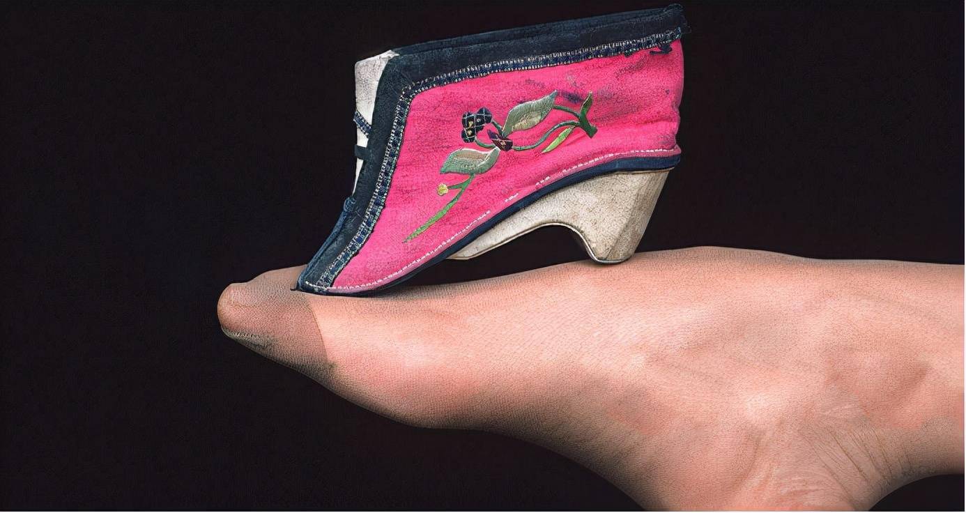 古人审美有多可怕女性要缠三寸金莲最好不能走路被人抱着