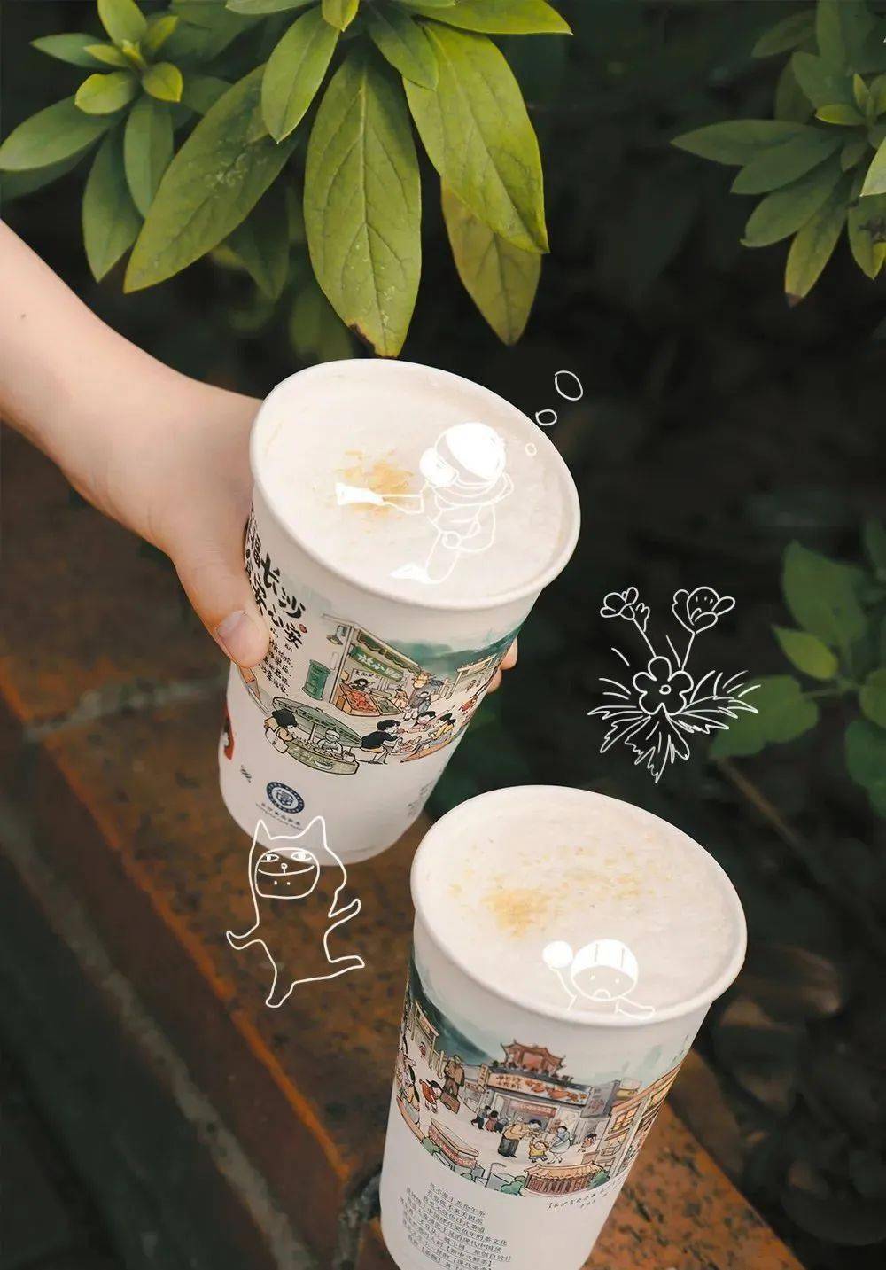 茶颜悦色的桂花弄将  乌龙与桂花结合,当茶的幽香撞上桂花的清香,舌尖