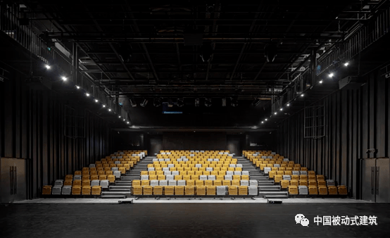 黑色威尼斯抹灰,两面侧墙的马道下方是可以折射调音的凹凸造型扩散体