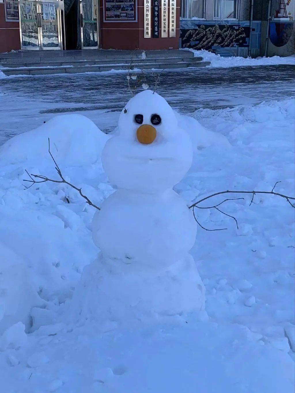 感觉见多了花里胡哨的奇怪雪人，今天就来看点可可爱爱的！