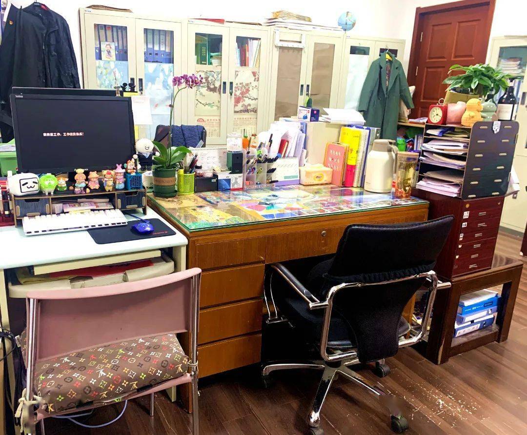 行到最美办公室遇见温馨办公桌二十中学工会开展最美办公室评选活动