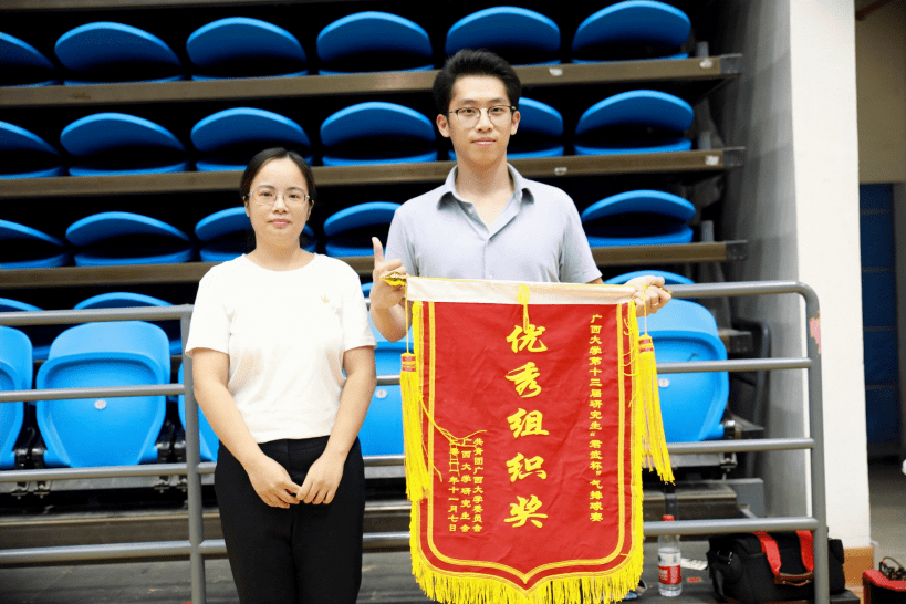 校团委韦兴剑老师为获奖队伍及运动员颁发奖状和锦旗