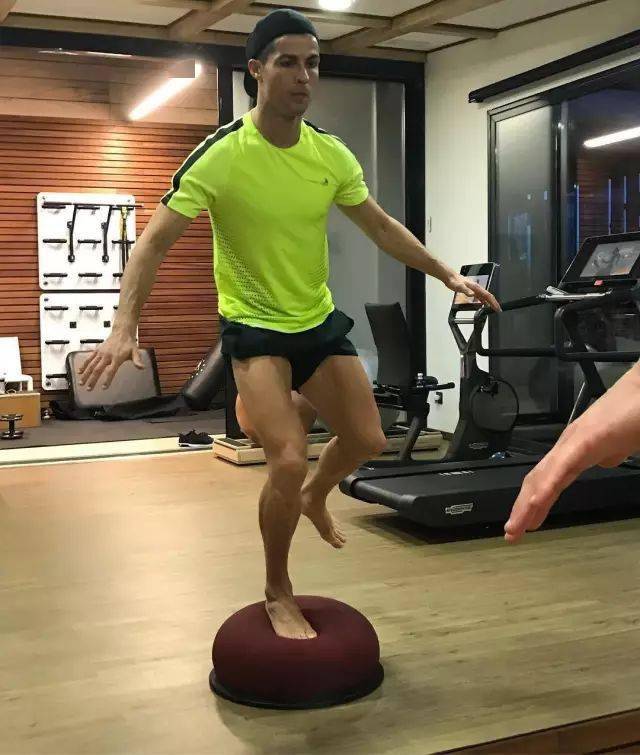 33岁的c罗,23岁的身体,一人扛起整个国家队:自律的人究竟有多可怕!