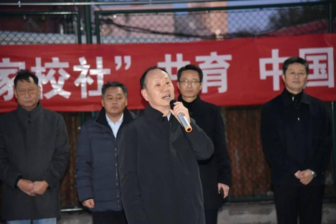 典礼仪式最后,由冯忠武院长,吕春生主任,戴文胜校长,马志太书记为篮球