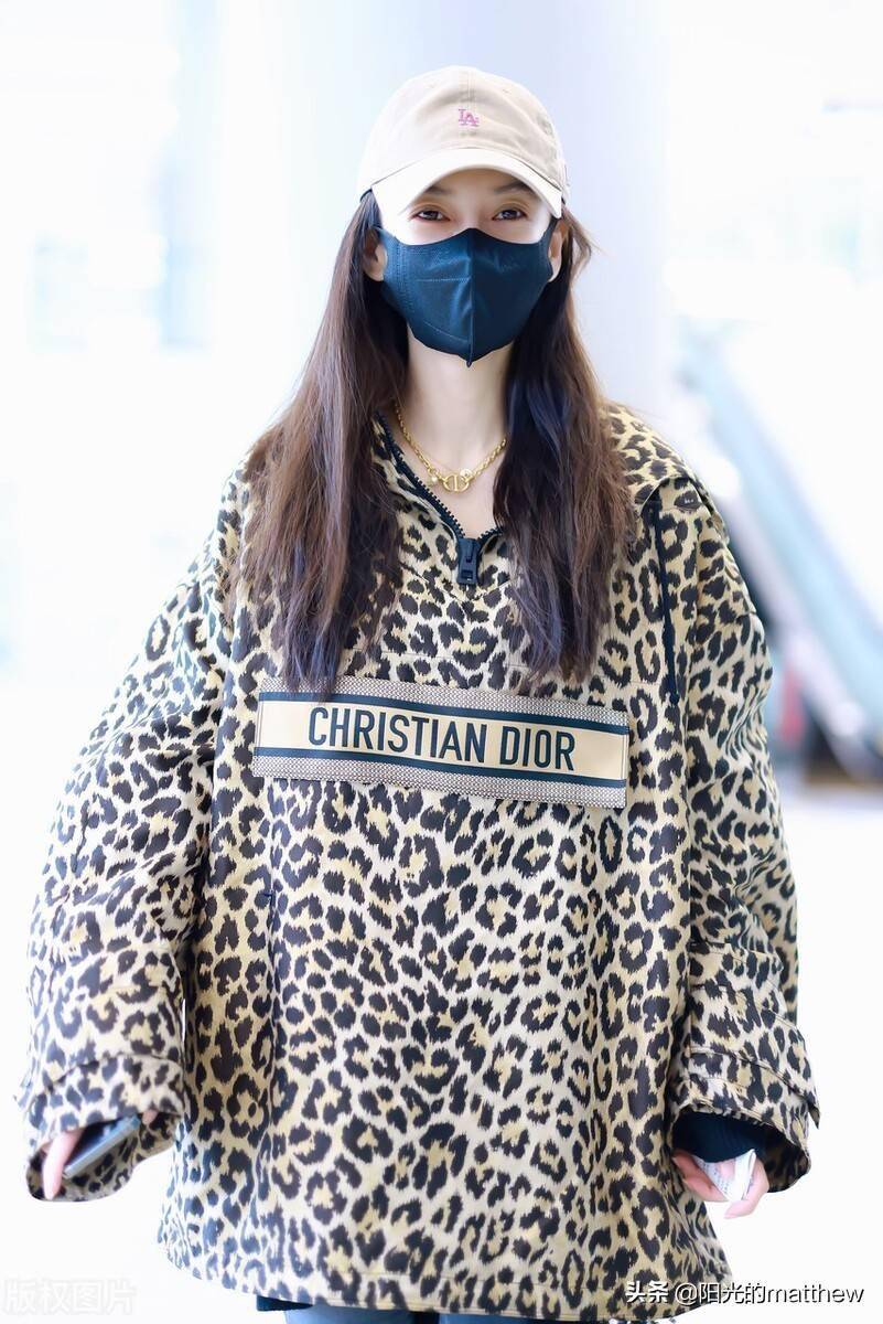 杨颖街拍:身穿豹纹卫衣搭紧身牛仔裤时尚大气_机场