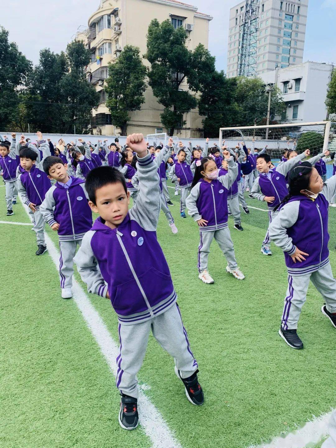 早操后在体育老师的带领下福娃们在绿茵场上进行简单的跑跳活