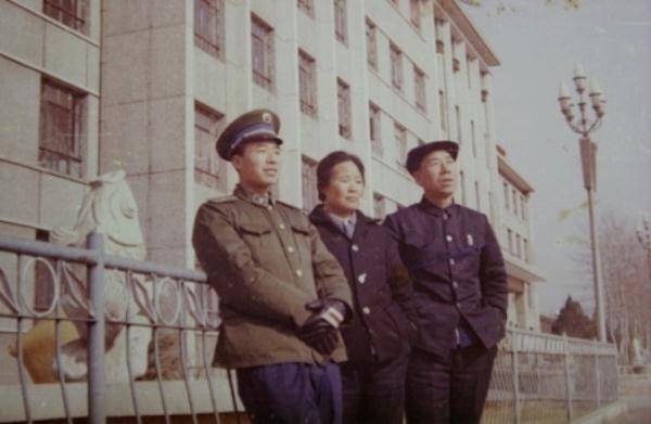 看惯了穿航天服的航天员，想看看穿军装的他们吗？