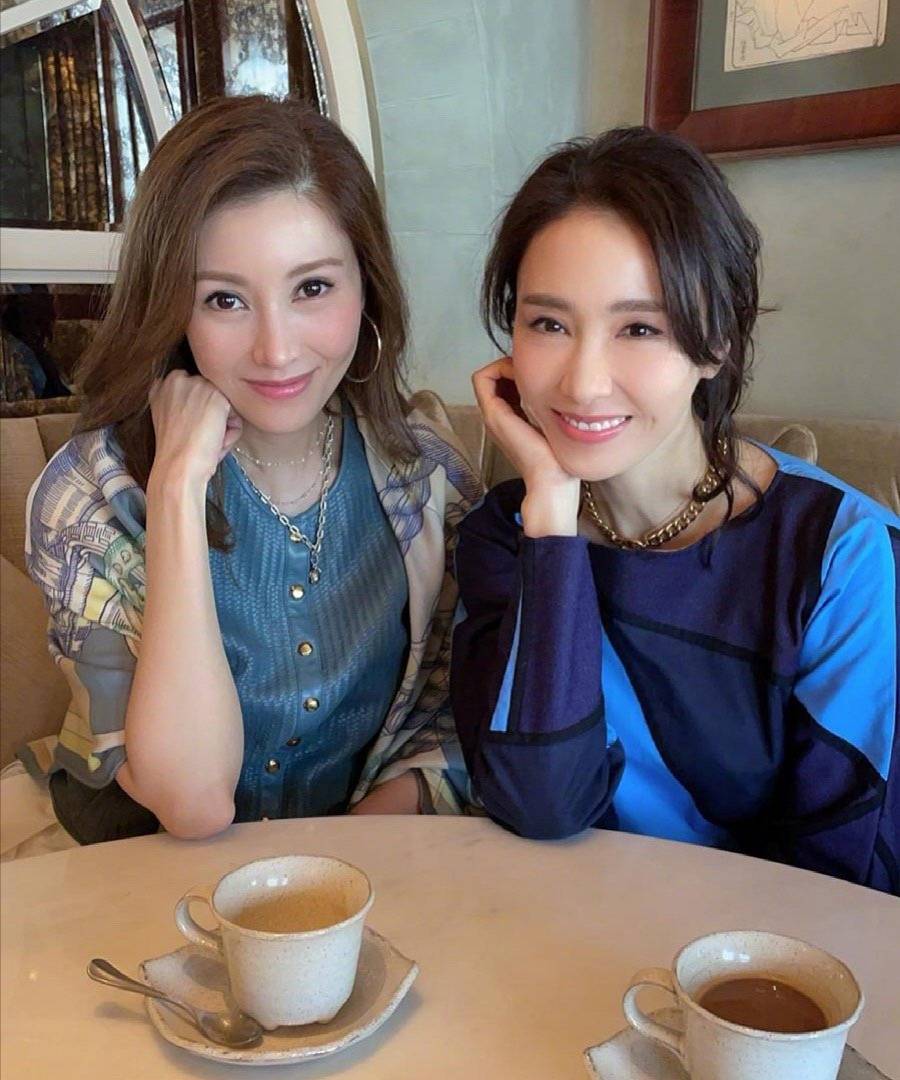 好友51岁李嘉欣晒美照，穿蕾丝裙大秀香肩锁骨，俏皮可爱似少女