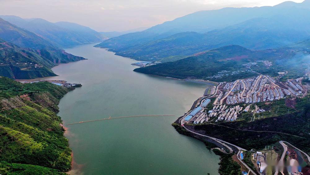 鸟瞰金沙江白鹤滩水电站