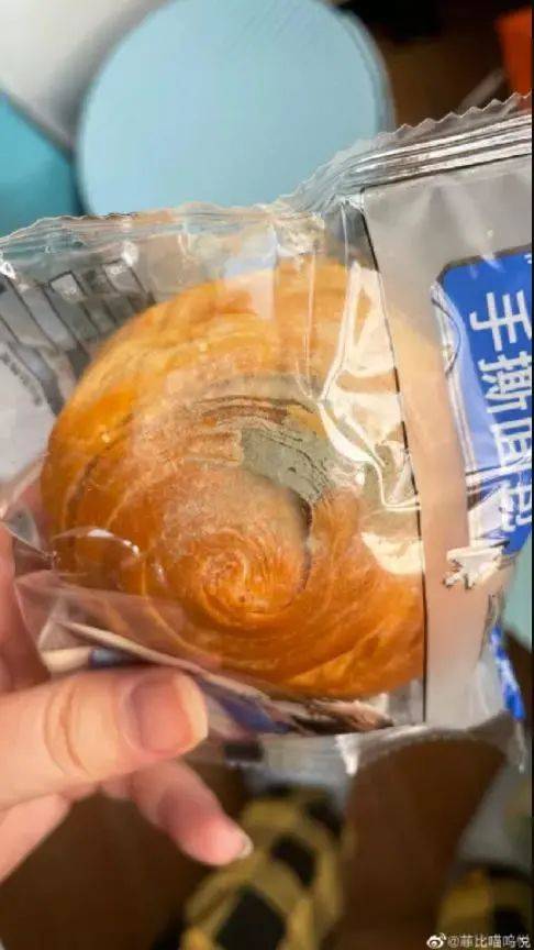 直播間|變質發霉、吃出蟲卵、致癌物超標…薇婭賣的網紅零食又出事！公司這樣回應