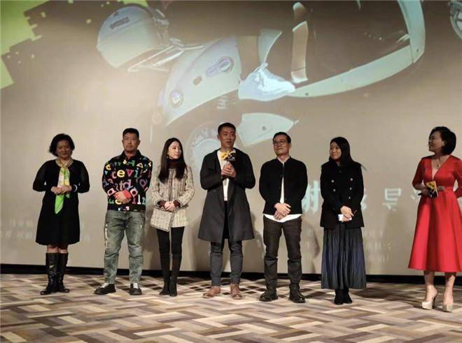 电影|《奔跑的笨蛋》首映 导演称灵感来自《笨小孩》