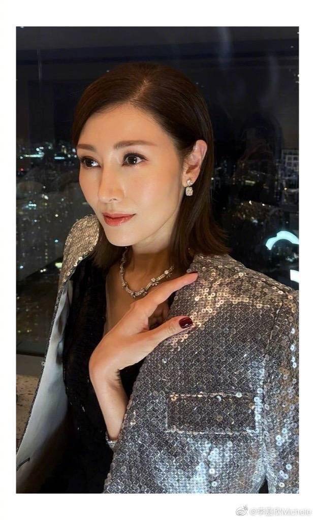 好友51岁李嘉欣晒美照，穿蕾丝裙大秀香肩锁骨，俏皮可爱似少女