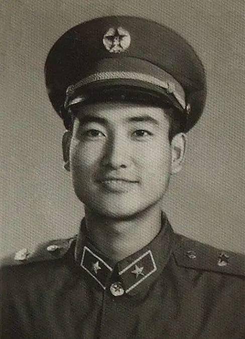 看惯了穿航天服的航天员，想看看穿军装的他们吗？