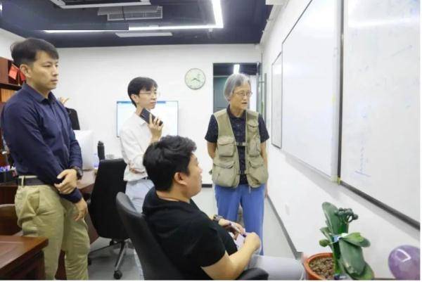 坐拥百万粉丝！上海这位72岁“吴姥姥”火了！原来还可以这么“玩”物理