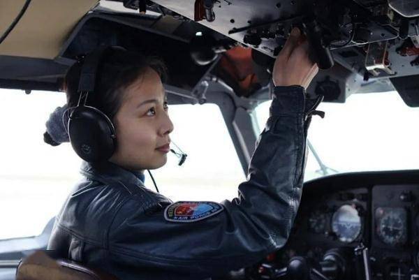 看惯了穿航天服的航天员，想看看穿军装的他们吗？