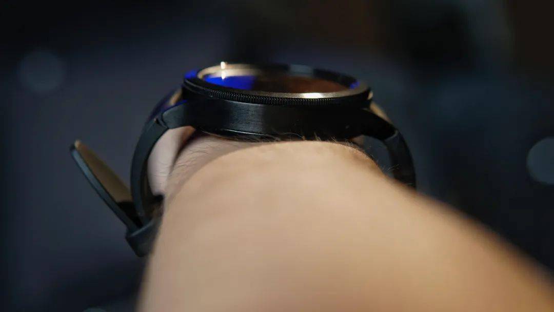 强大的Apple Watch终于遇到了对手，三星的这款没准更好用。